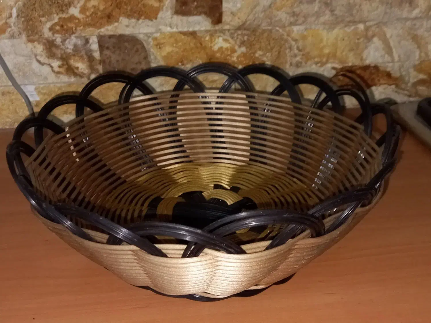 سبد حصیری|کلکسیون اشیاء عتیقه|قم, باغ شریفی|دیوار