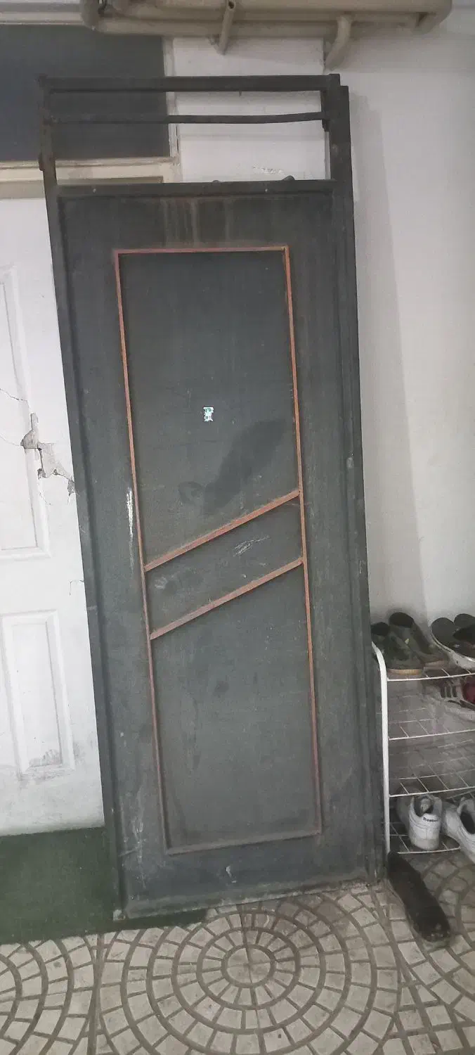 درب بزرگ آهن محکم 3 لایه ماشین رو کاملا سالم|مصالح و تجهیزات ساختمان|آستارا, |دیوار