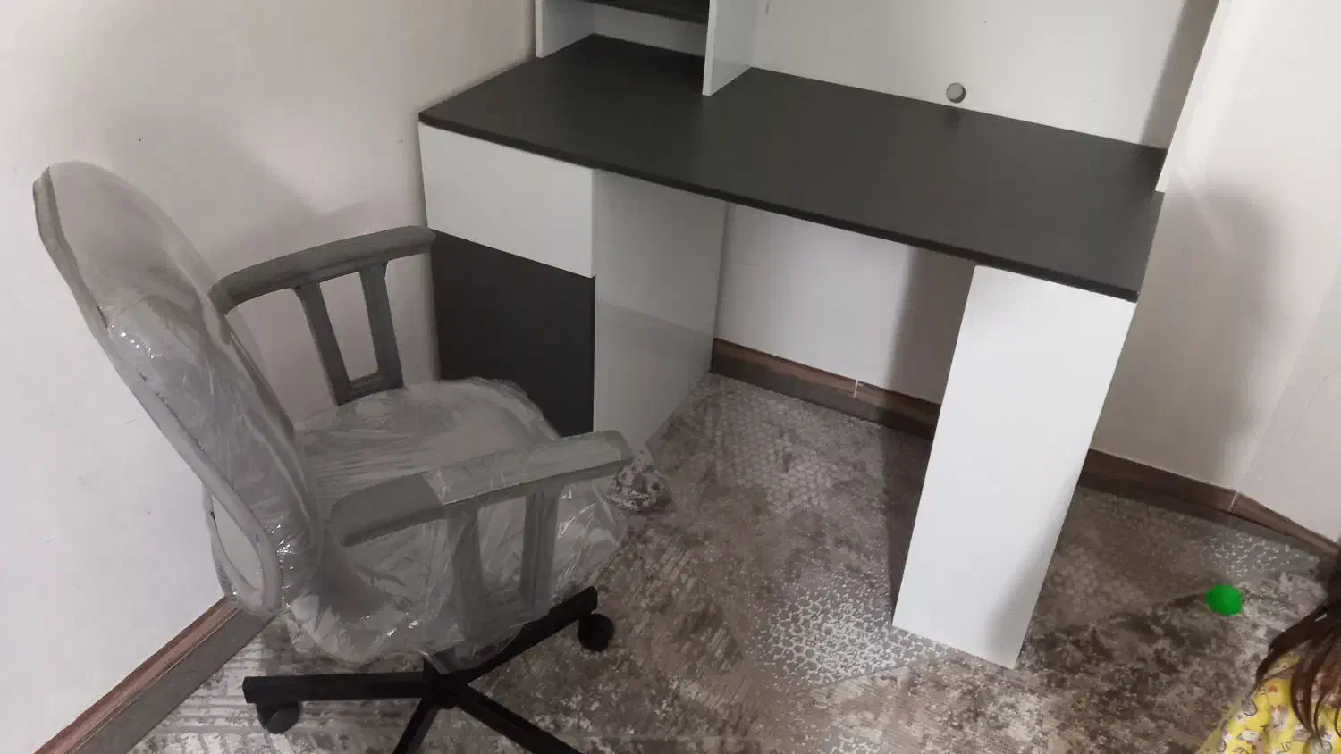 میز درحدنو به همراه صندلی|میز تحریر و کامپیوتر|مشهد, شهید علی محمدی|دیوار