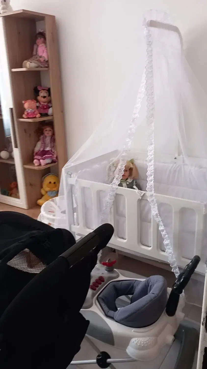 تخت گهواره ای کنار تخت مادر|تخت و سرویس خواب|اراک, |دیوار