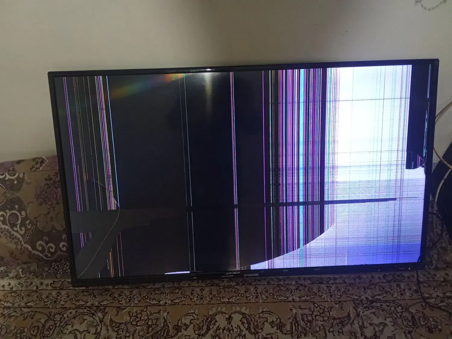 تلویزیون شکسته|تلویزیون و پروژکتور|زاغه, |دیوار