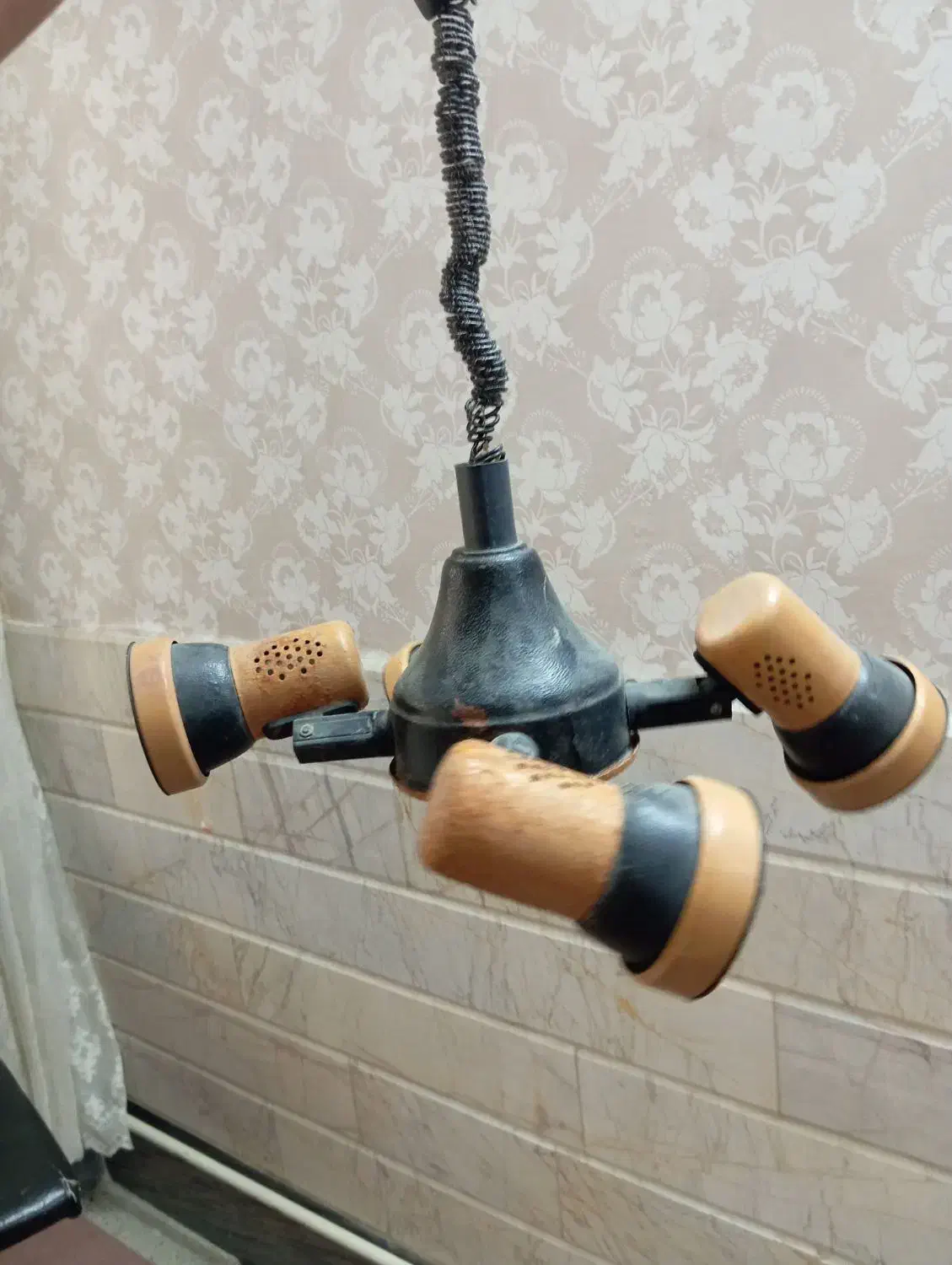 لوستر 4 شاخ|لوستر و چراغ آویز|قم, چهار امامزاده|دیوار