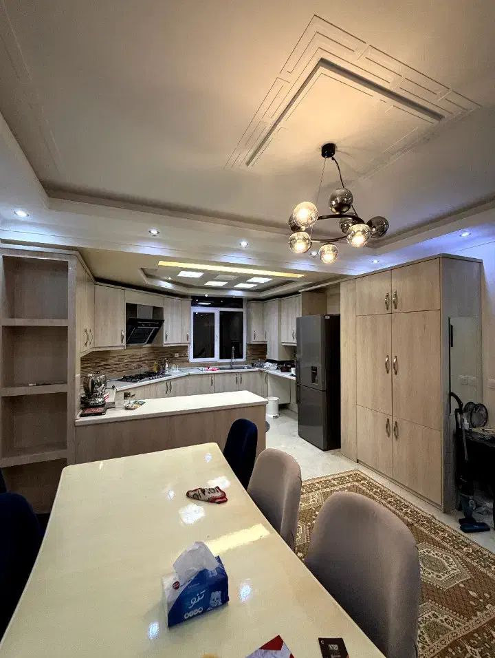 ۹۳ متر، ۲۰۸ غربی، فول امکانات،دو پارکینگ،فرعی دنج