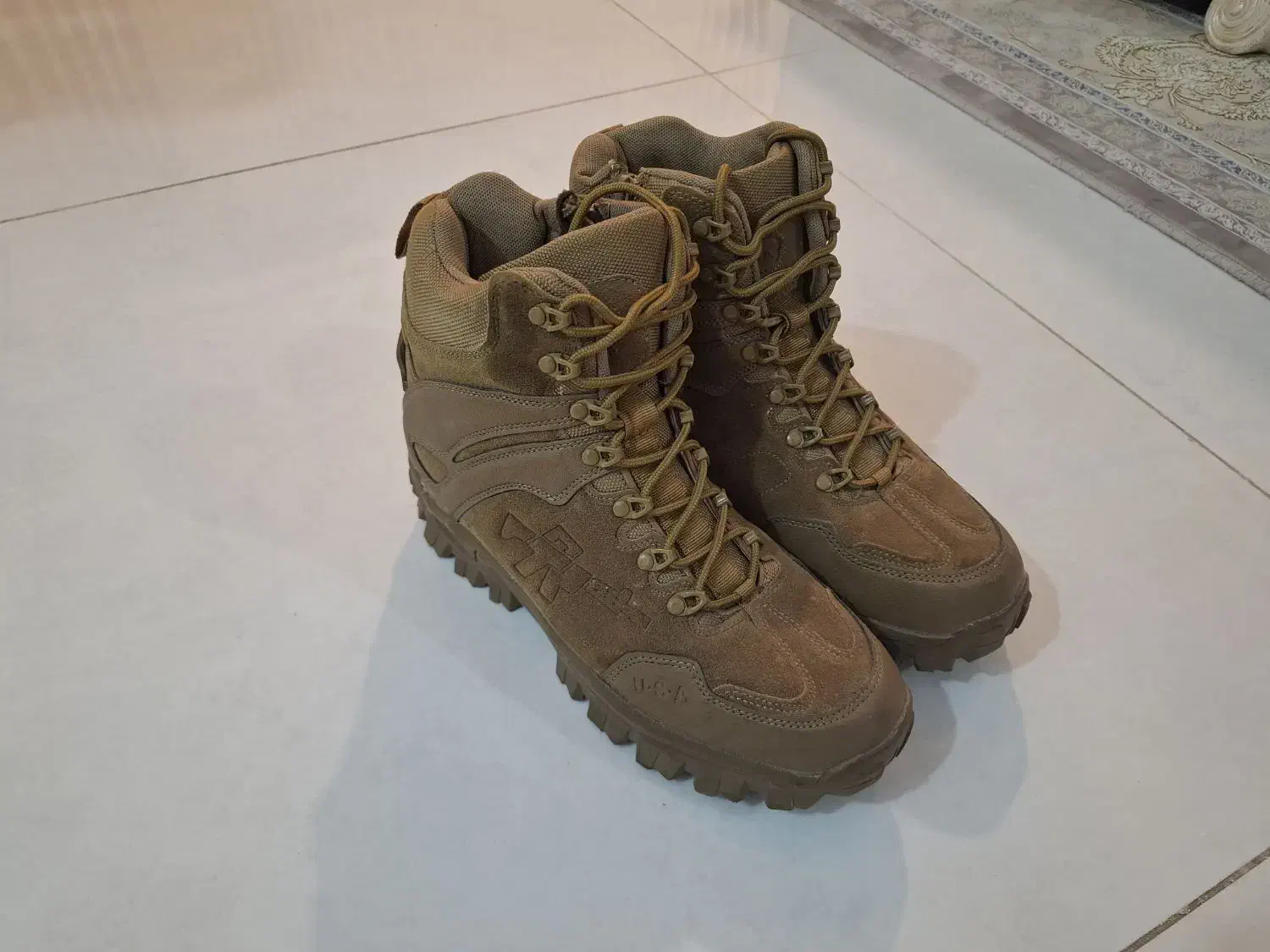 کفش ساق دار|کیف، کفش، کمربند|ساری, |دیوار