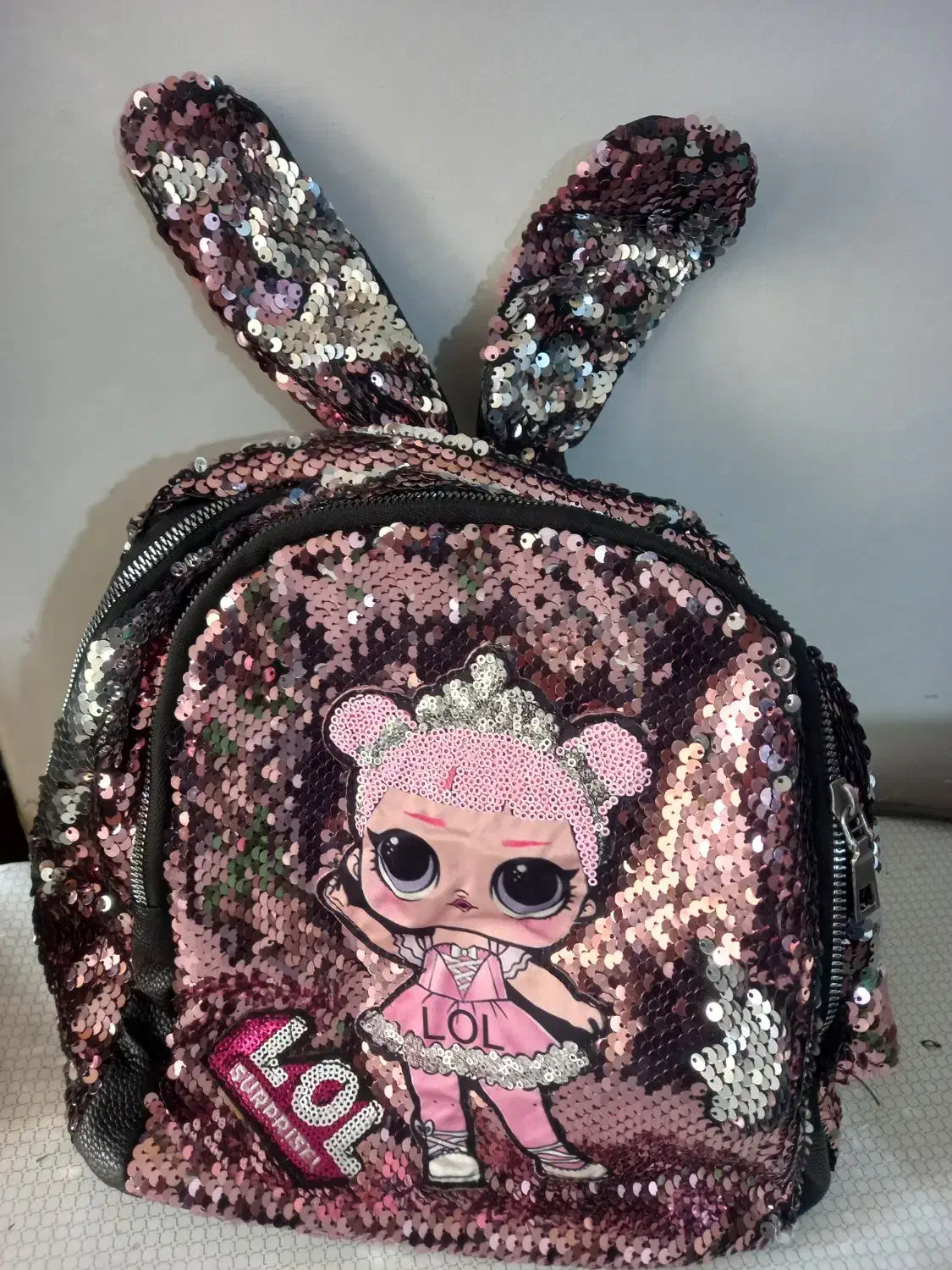 سه عدد کوله پشتی|کیف، کفش، کمربند|قم, قلعه کامکار|دیوار