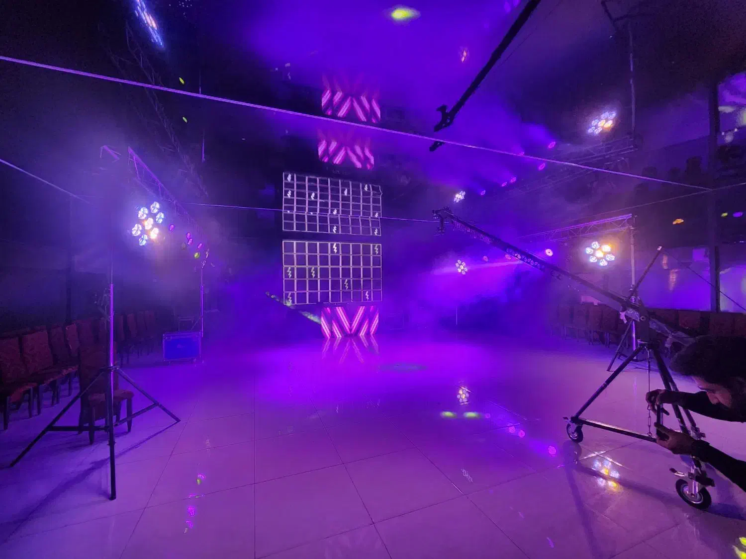 نیروی کار برای نصب و جمع سیستم نور پردازی و دیجی|استخدام صنعتی، فنی، مهندسی|سیرجان, |دیوار