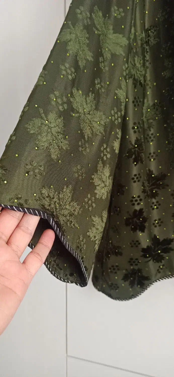 کاملا سالم|لباس|رباط‌کریم, مسکن مهر آبشناسان|دیوار