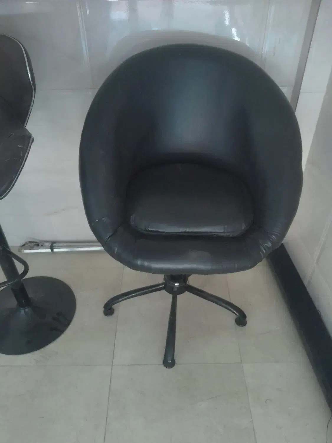 صندلی ها جفتشون سالمن هیچ مشکلی ندارن|صندلی و نیمکت|تهران, خاوران|دیوار