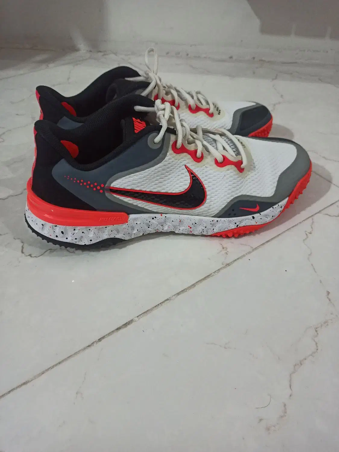 کتونی نایک اورجینال|کیف، کفش، کمربند|ری, شهادت|دیوار