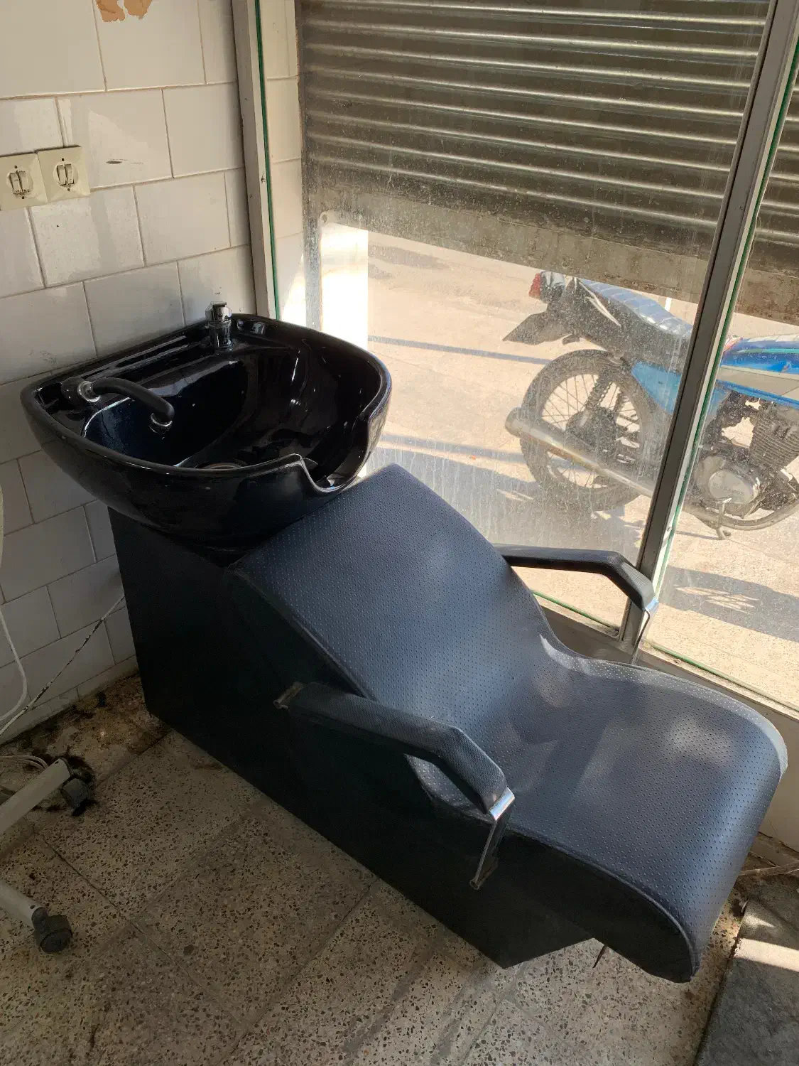 وسایل و دکور ارایشگاه میز دستگاه بخور سرشور اینه|آرایشگاه و سالنهای زیبایی|اندیمشک, |دیوار