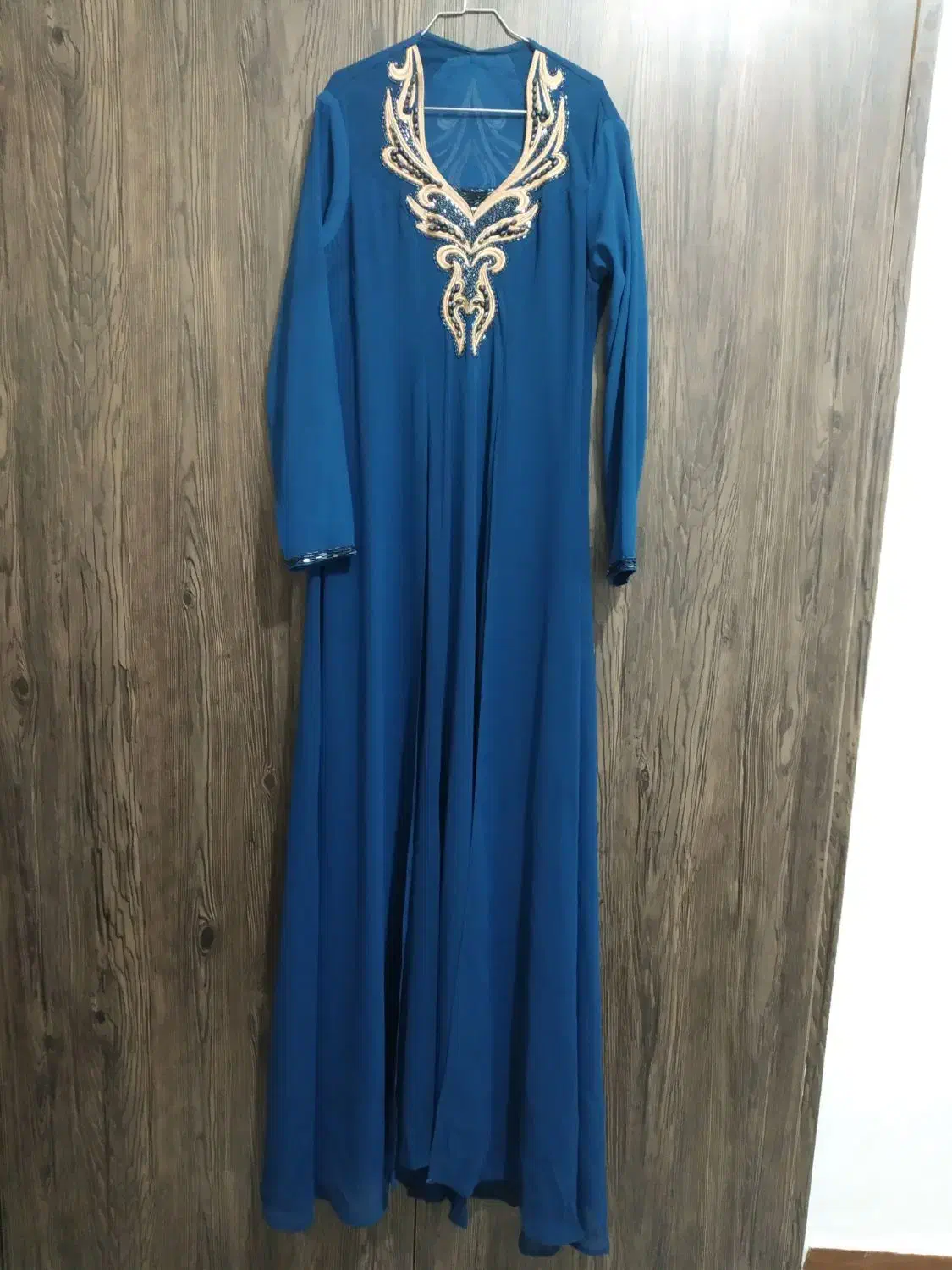 پیراهن بلند دنباله دار حریر|لباس|رشت, گلزاران|دیوار