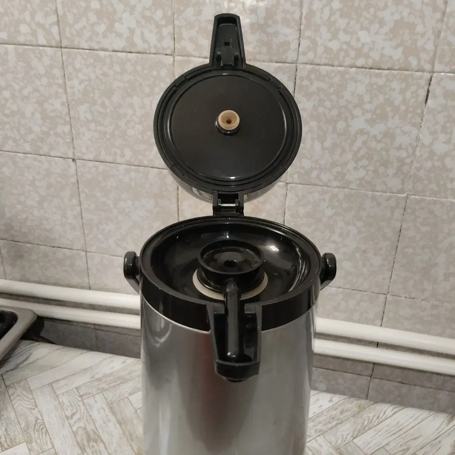 فلاسک چای و سبد حصیری|ظروف نگهدارنده، پلاستیکی، یکبارمصرف|فرمهین, |دیوار