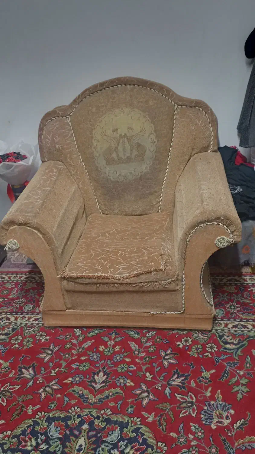 مبل تک نفره|مبلمان خانگی و میز عسلی|رشت, کوی فکوری|دیوار