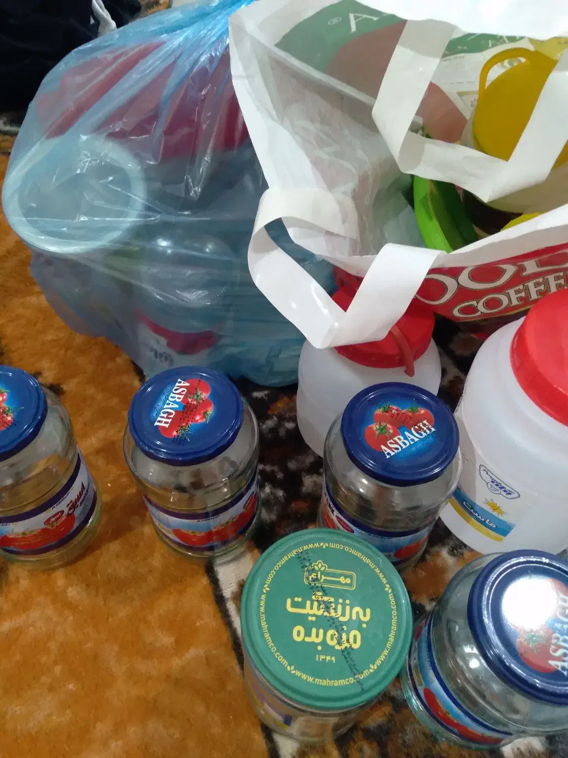 تعداد زیادی دبه وشیشه رب و۶۰ ۷۰ عدد استکان مربا|ظروف نگهدارنده، پلاستیکی، یکبارمصرف|خواجه, |دیوار