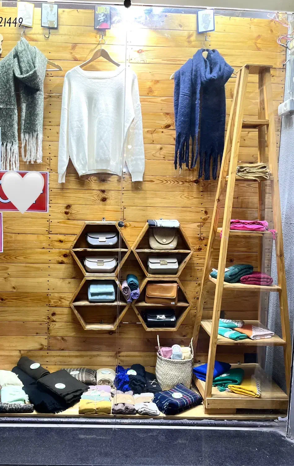 ویترین چوبی نراد به همراه کفی چوب|فروشگاه و مغازه|بندر انزلی, سپه|دیوار