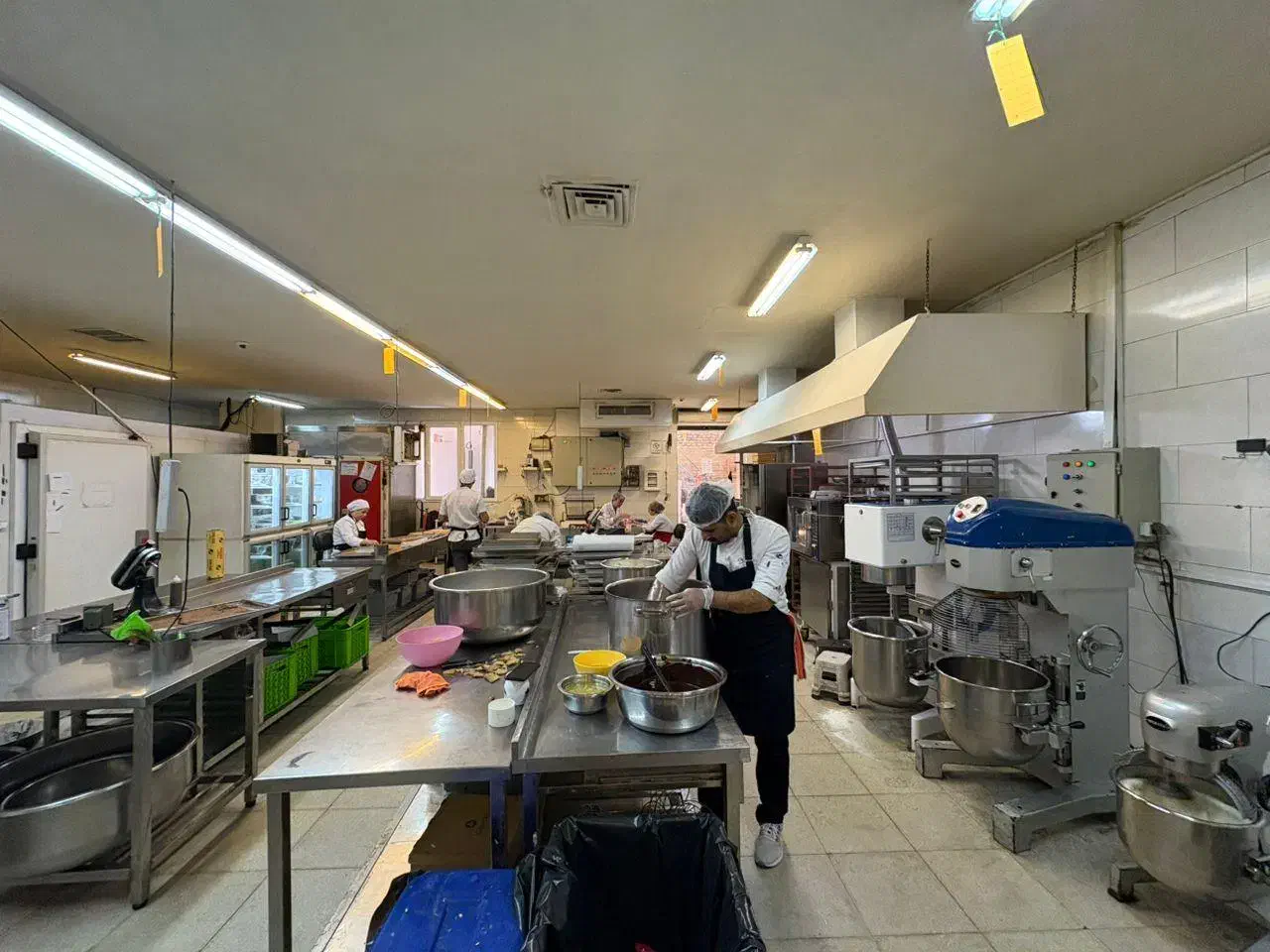 نیرو ساده تولید قنادی|استخدام خدمات فروشگاه و رستوران|تهران, شهرک استقلال|دیوار