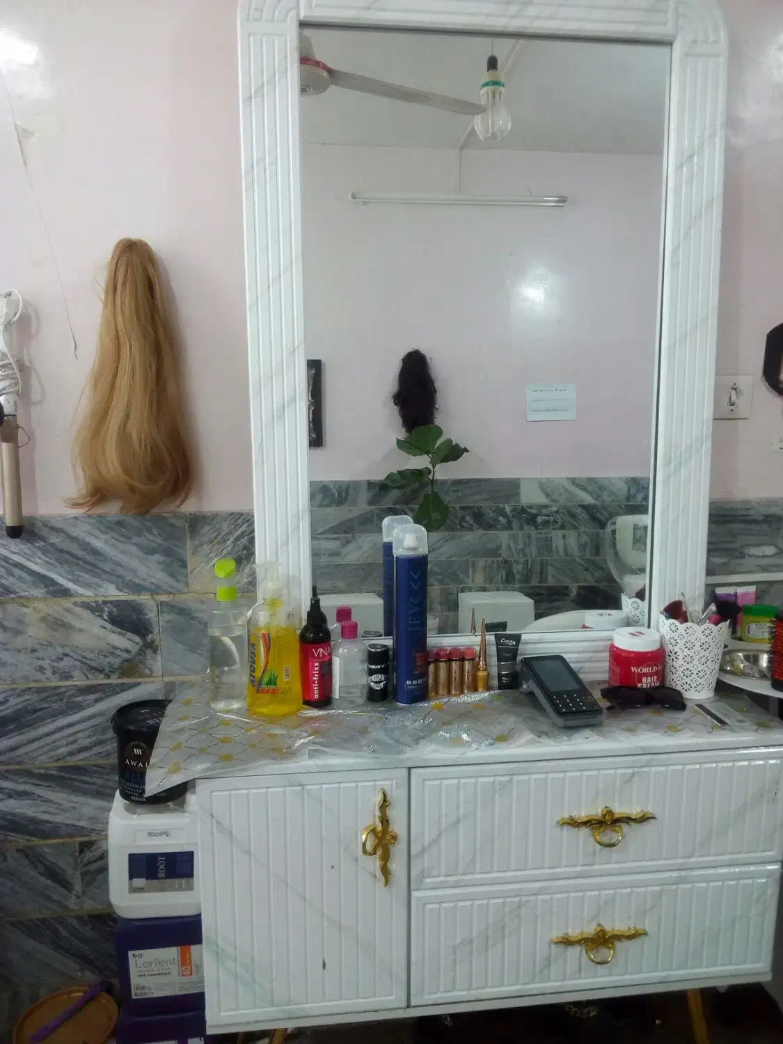 وسایل سالن زیبایی زنانه|آرایشگاه و سالن‌های زیبایی|بروجرد, |دیوار