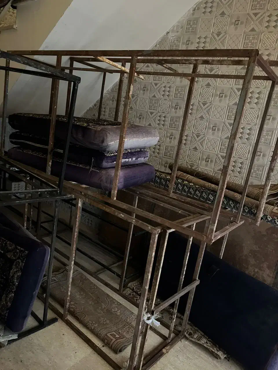 تخت و میز آهنی|تخت و سرویس خواب|قرچک, مهدیه|دیوار