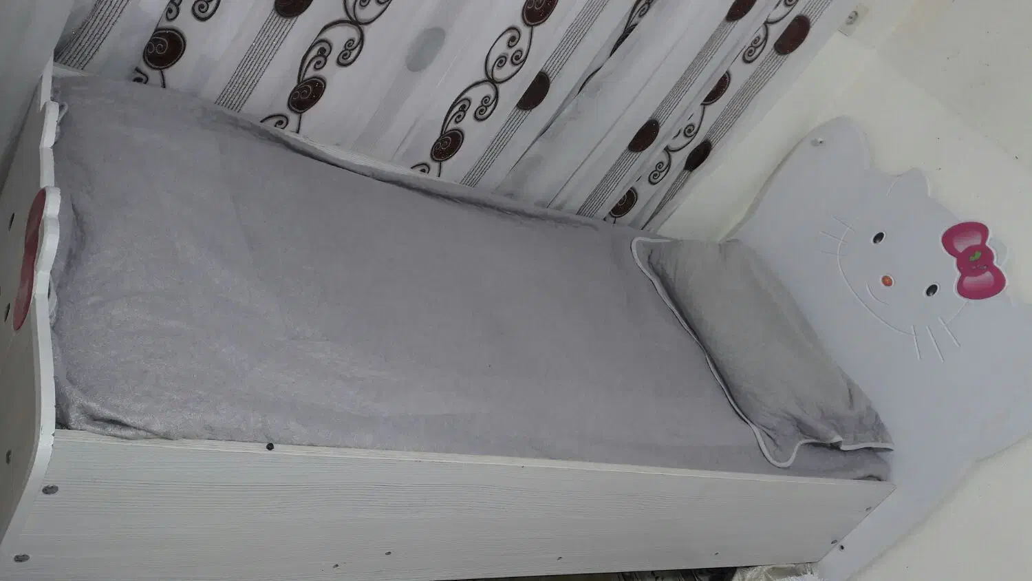 تخت وکیوم (طرح کیتی)|تخت و صندلی بچه|یاسوج, |دیوار