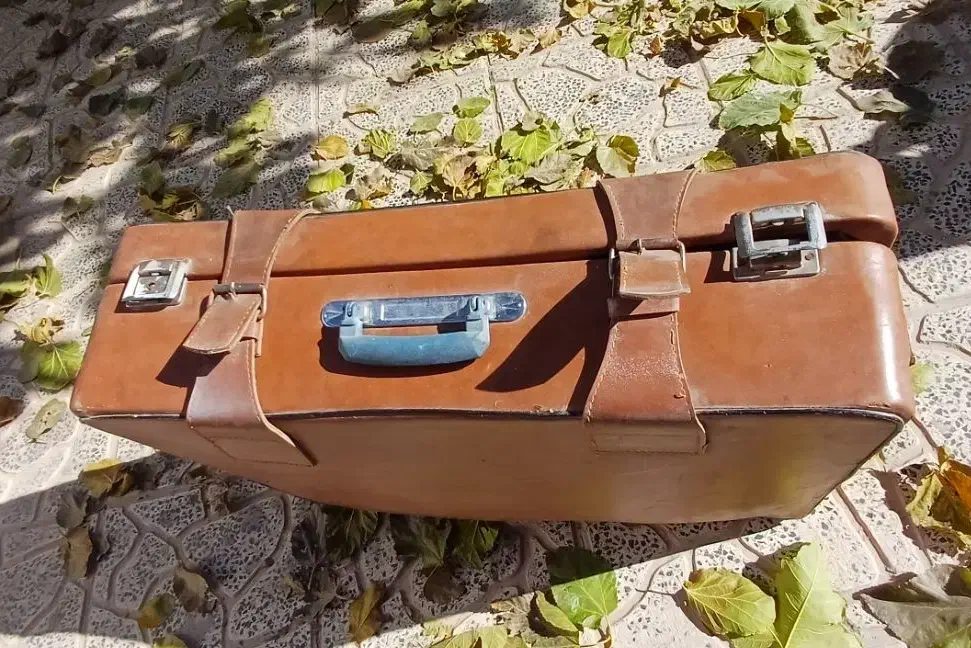 چمدان قدیمی|کلکسیون اشیاء عتیقه|سیستان, |دیوار