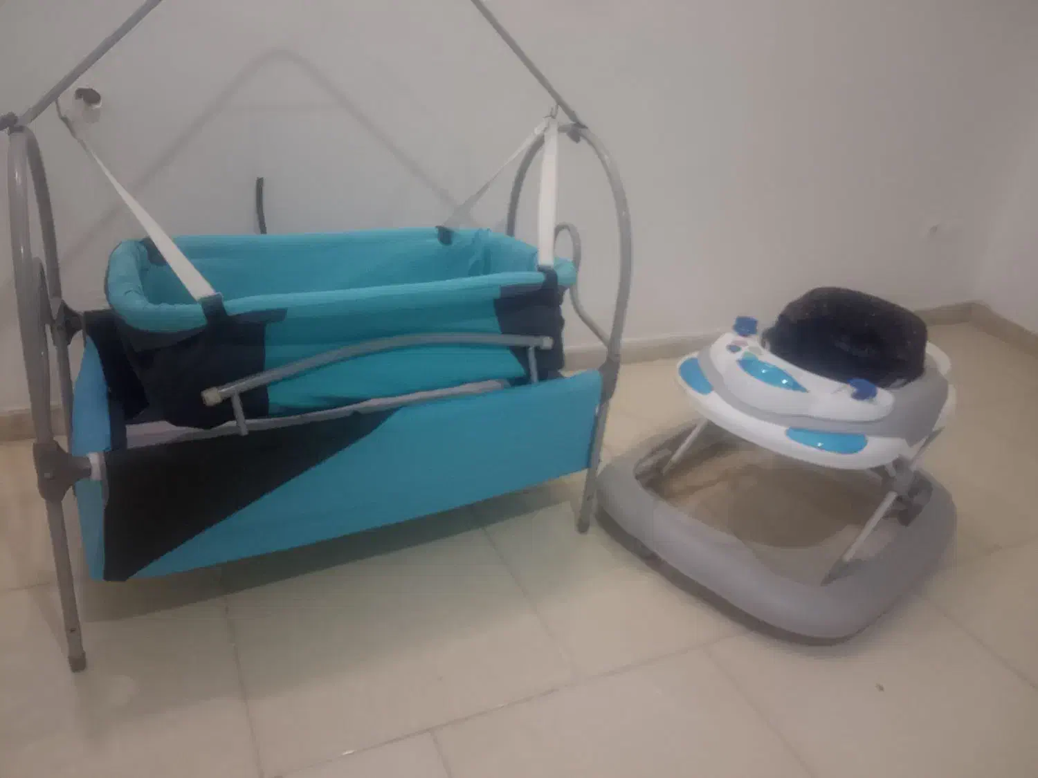 گهواره و روروک.. و میز عسلی همه باهم فوری|اسباب و اثاث بچه|فولادشهر, مسکن مهر فولادشهر|دیوار