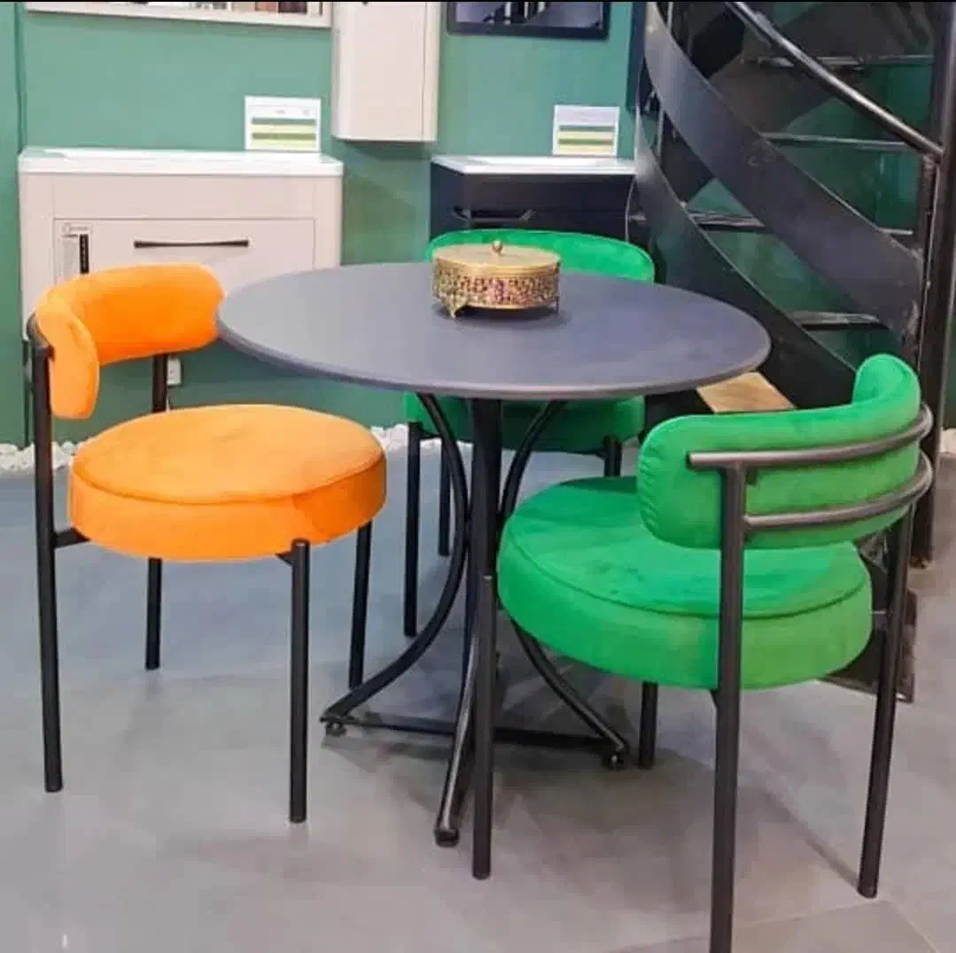 صندلی ایفلی پایه چوب/ پارچه ای/ و میز غذا خوری|میز و صندلی غذاخوری|تهران, شهید رجایی|دیوار