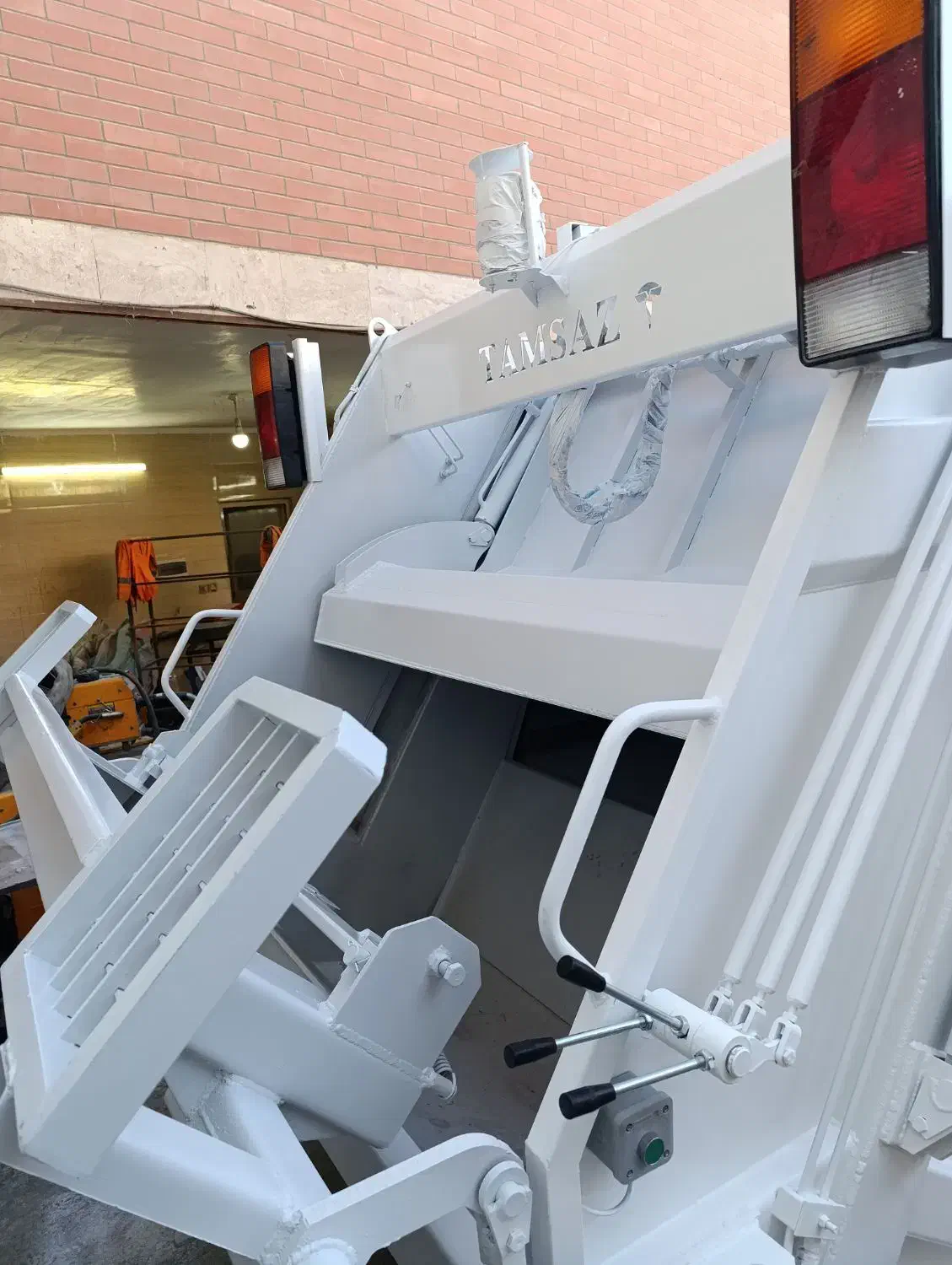 زباله کش|خودرو سنگین|برخوار, |دیوار