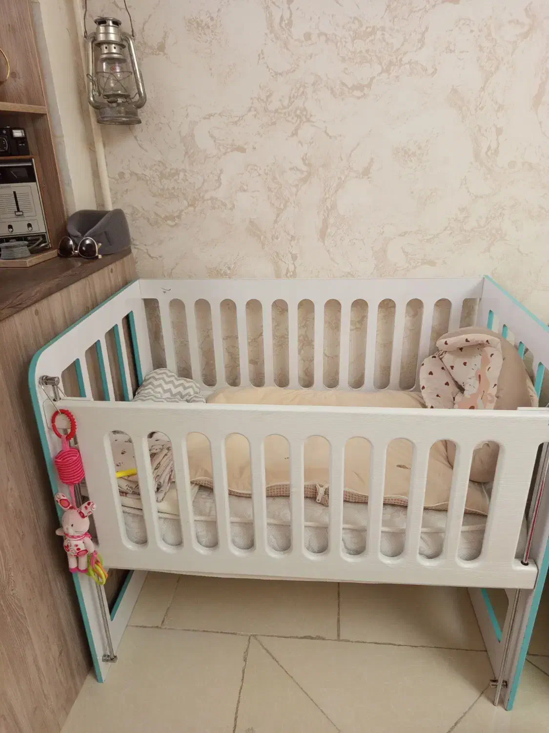 تخت کنار مادر و نی نی لای لای|تخت و صندلی بچه|قدس, شهرقدس|دیوار