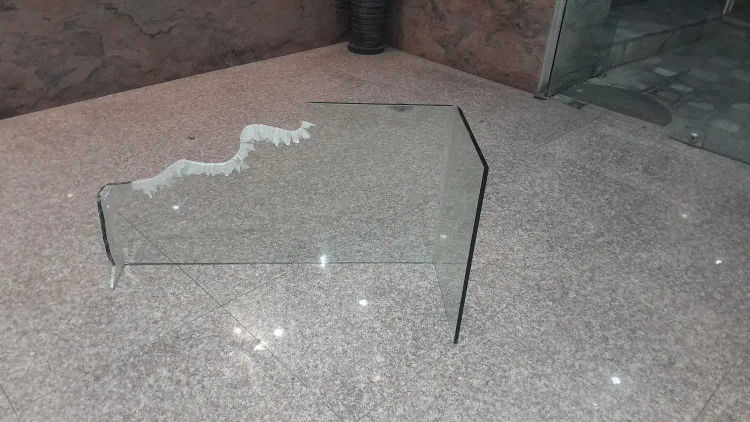 یه عدد شیشه خمیده طول ۱۱۰ عرض۶۰|میز و صندلی غذاخوری|تهران, زعفرانیه|دیوار