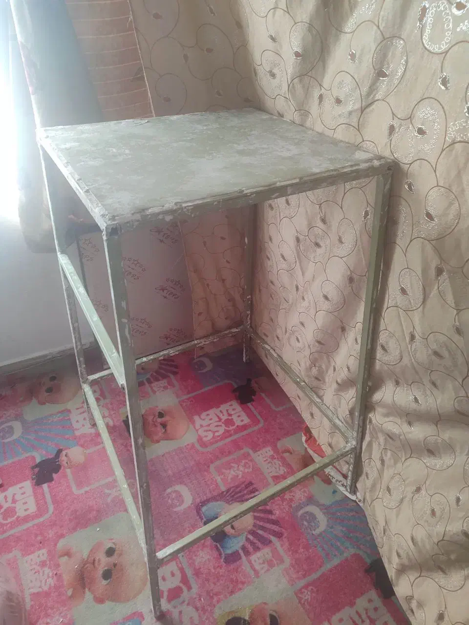 چهار پایه آهنی|صندلی و نیمکت|زاهدان, |دیوار