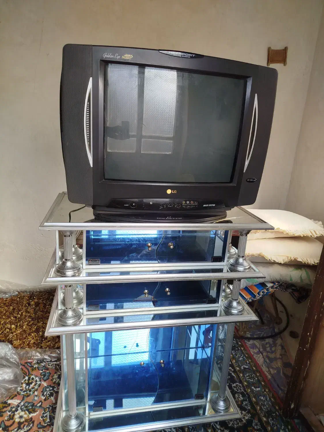 تلوزیون ال جی کاملا سالم و میز آلومینیوم سالم|تلویزیون و پروژکتور|کشکسرای, |دیوار