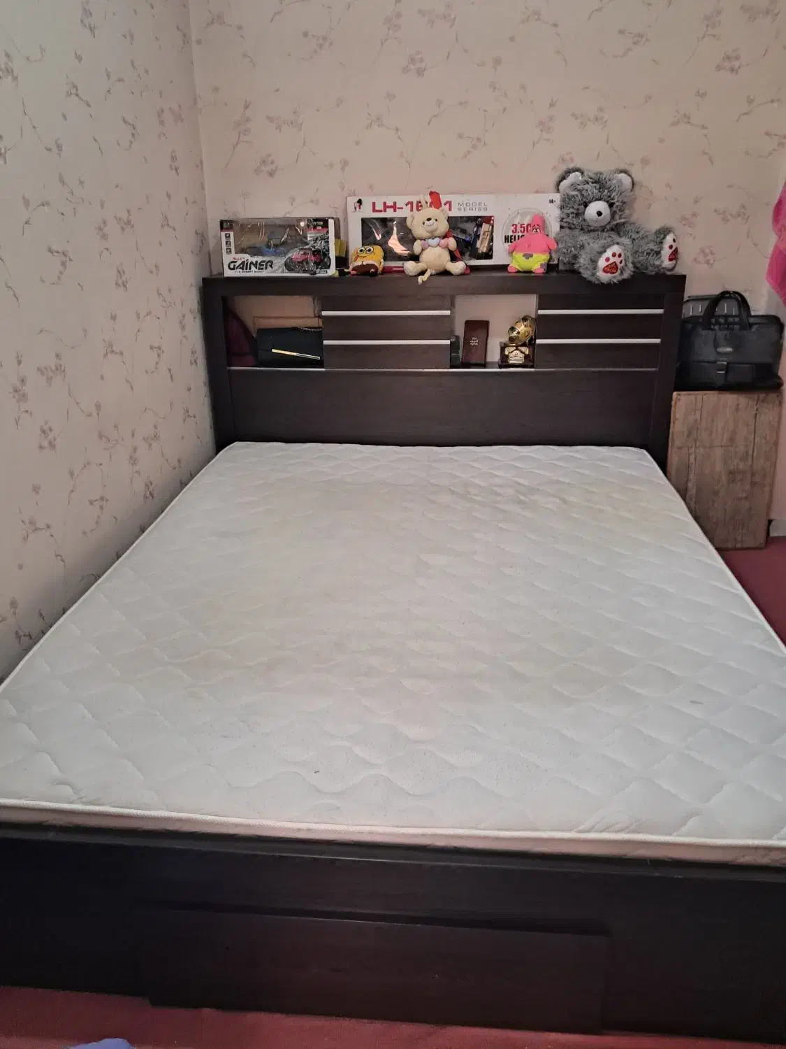 تحت دو نفره .|تخت و سرویس خواب|قدس, شهر‌قدس|دیوار