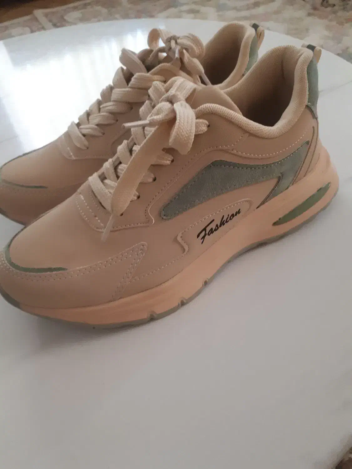 کتونی زنانه|کیف، کفش، کمربند|سیاهکل, |دیوار