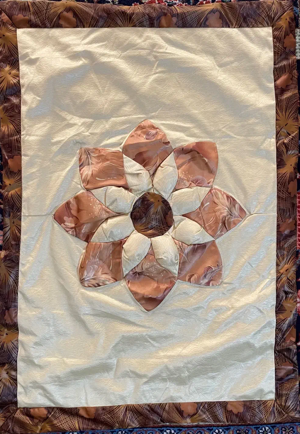سرویس رو تختی ساتن ۵ تکه طرح برجسته کاملا نو|سرویس روتختی|شیراز, معالی‌آباد|دیوار
