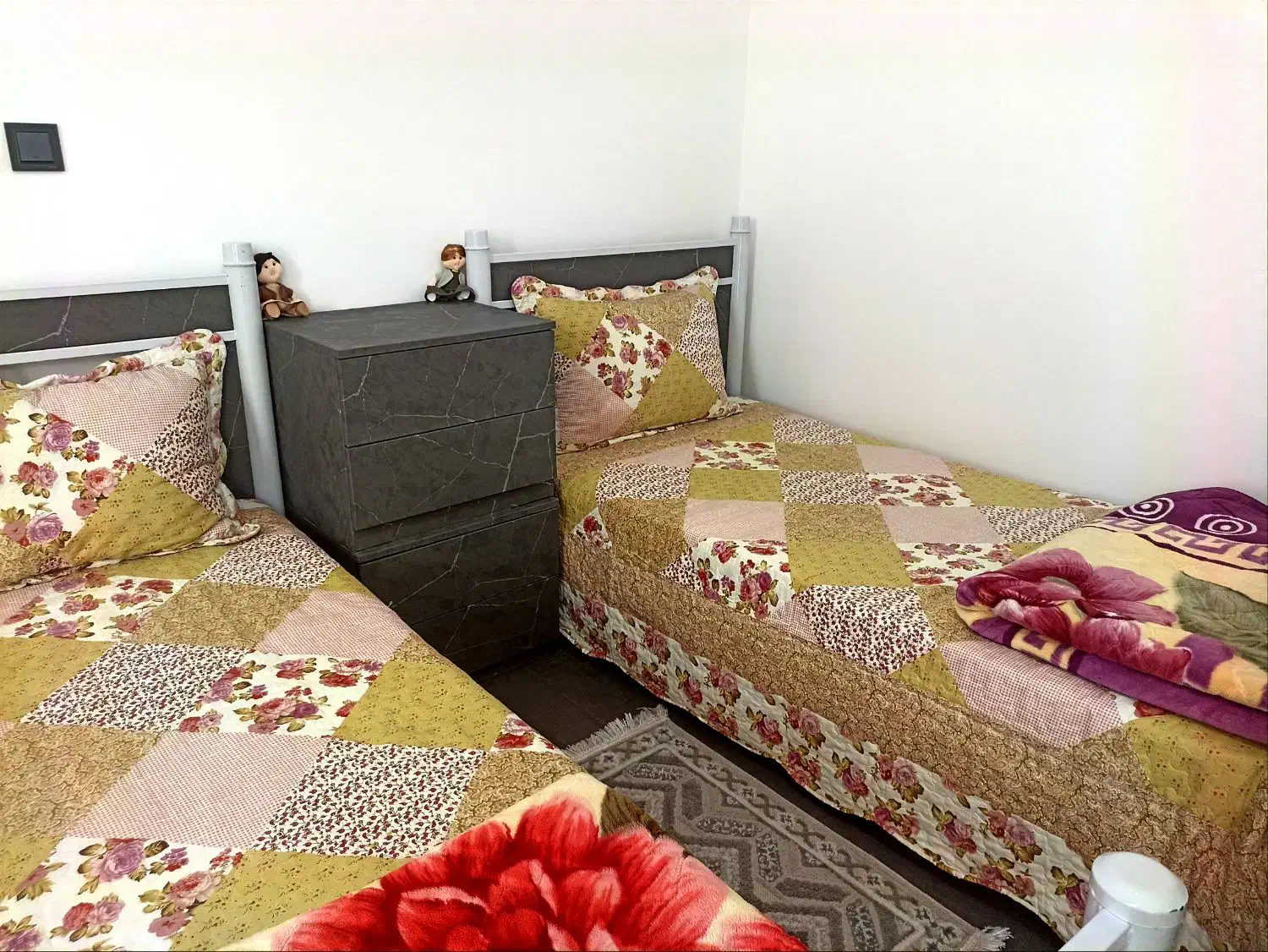 تخت همراه با تشک .|تخت و سرویس خواب|کرمان, |دیوار