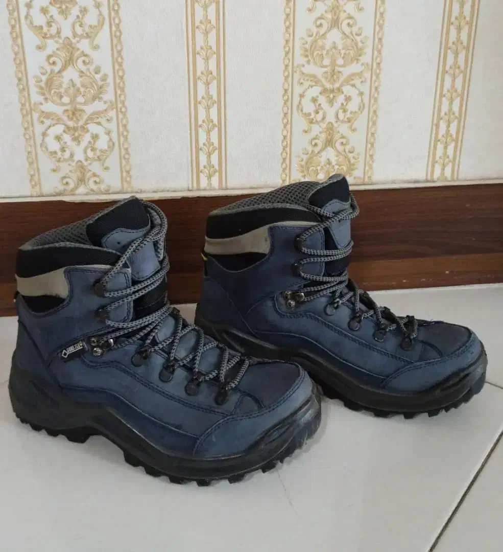 کفش کوهنوردی و ایمنی کار|کوهنوردی و کمپینگ|اصفهان, سروستان|دیوار