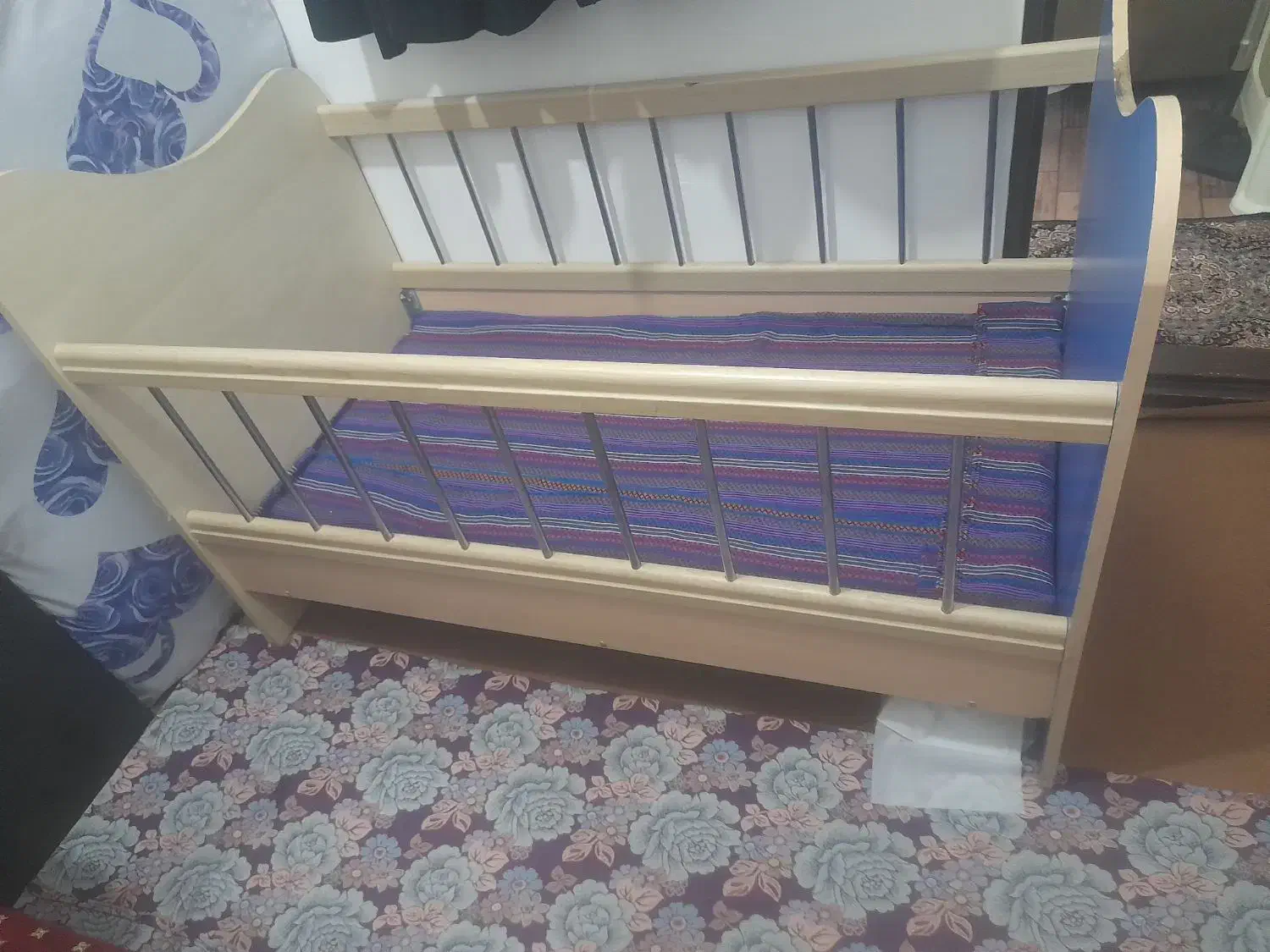 تخت کودک|تخت و صندلی بچه|سراب, |دیوار