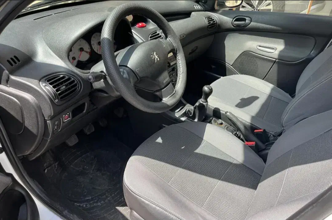 پژو ۲۰۶/رنت انواع خودروهای داخلی/کرایه اتومبیل|خودرو اجاره‌ای|تهران, فلسطین (میدان انقلاب)|دیوار