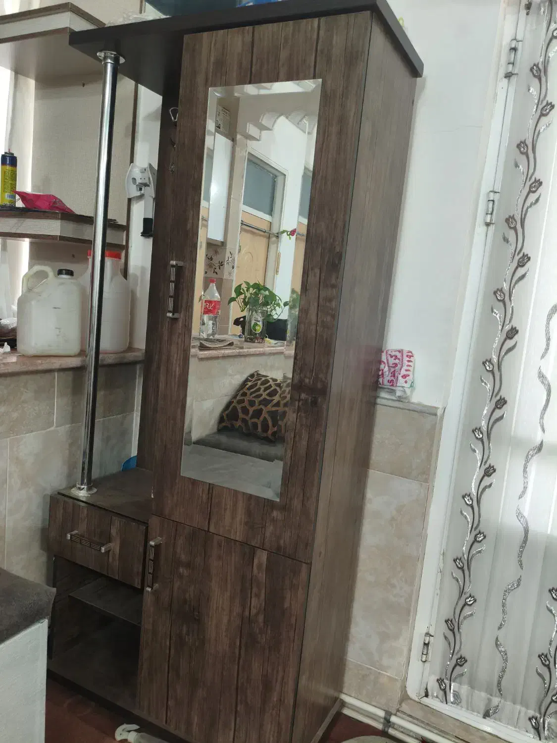 جاکفشی|جاکفشی، کمد، دراور|قم, منبع آب|دیوار