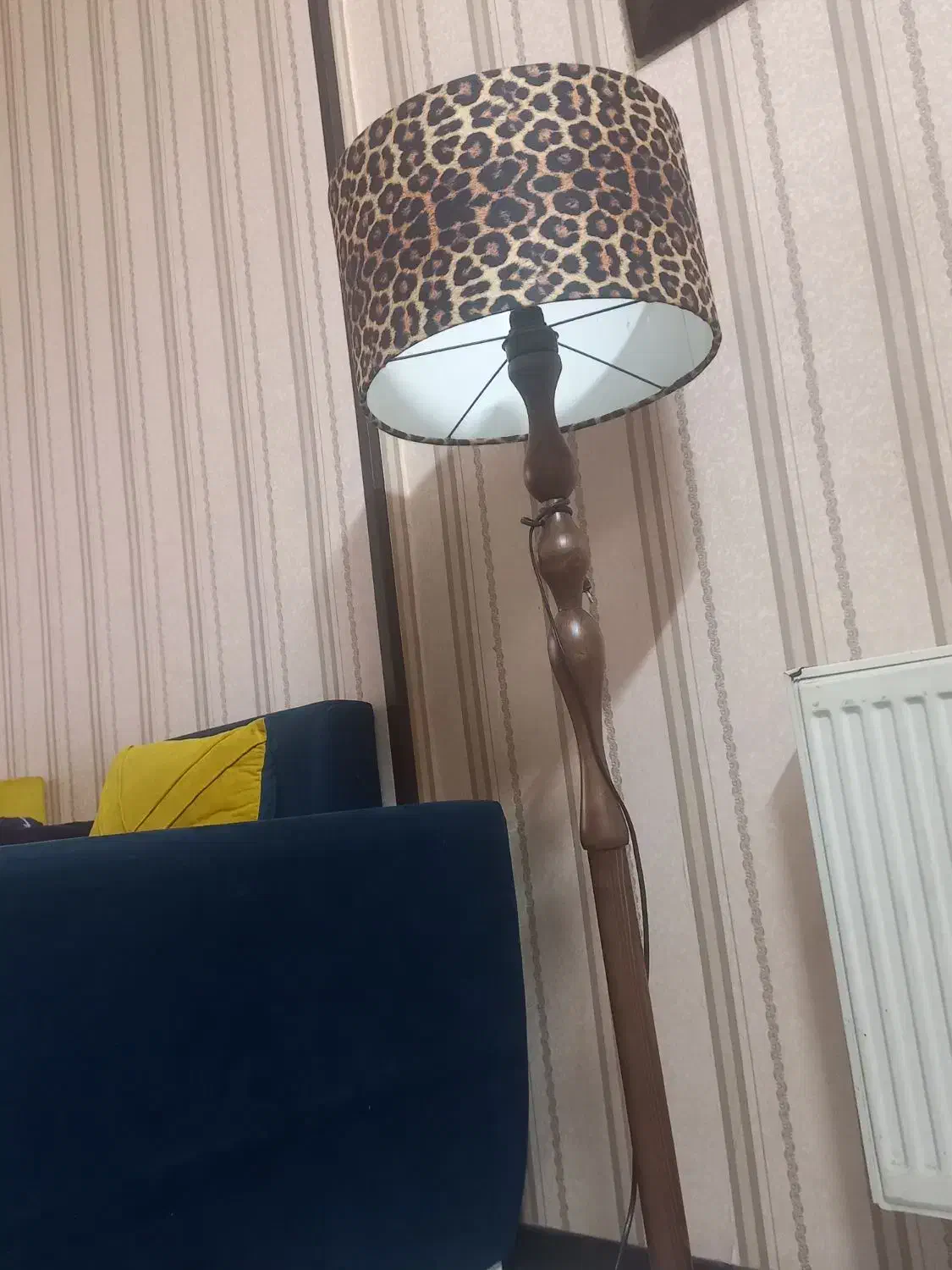 آباژور پایه چوب در حد نو کلاسیک|چراغ خواب و آباژور|نیشابور, شهرک جانبازان|دیوار