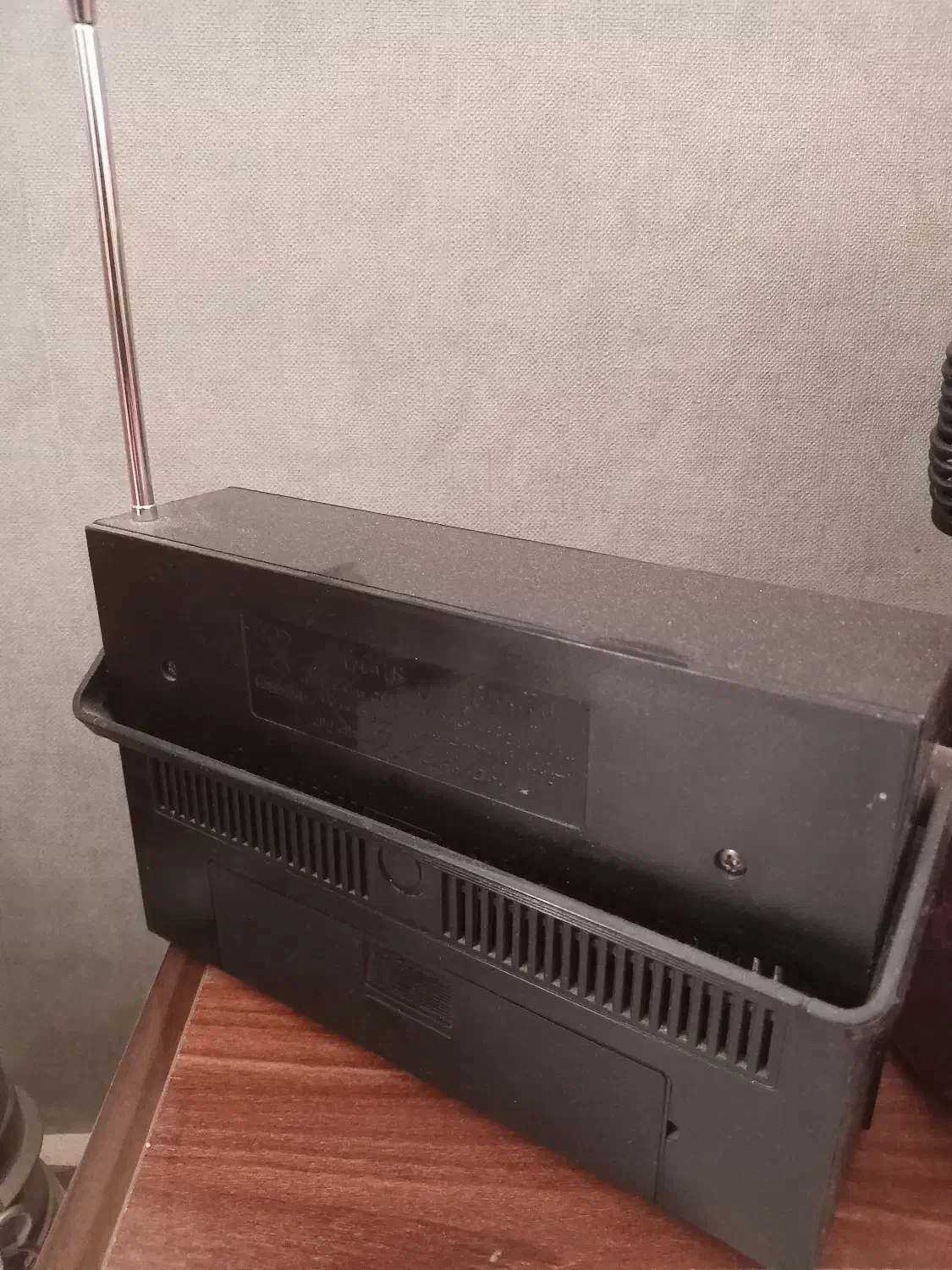 رادیو دو موج پارس|کلکسیون اشیاء عتیقه|هشتگرد, فاز ۱ مهستان|دیوار