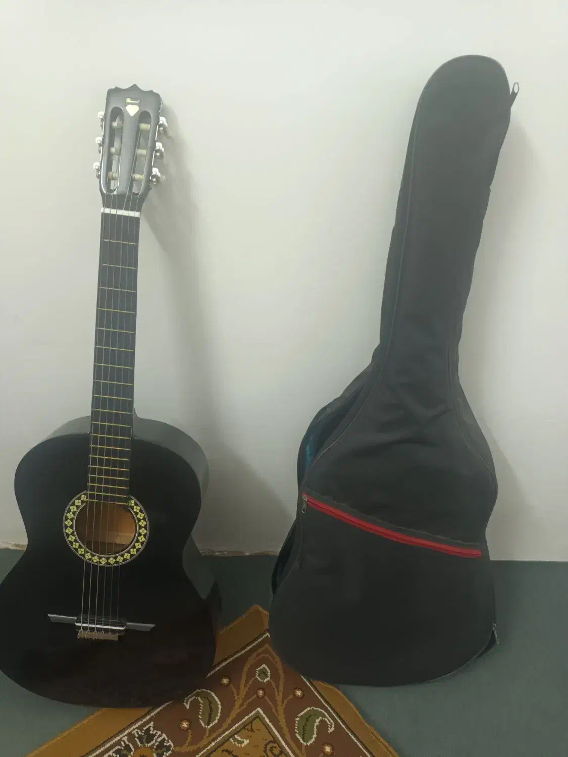 گیتار سیاه|گیتار، بیس، امپلیفایر|خوی, |دیوار