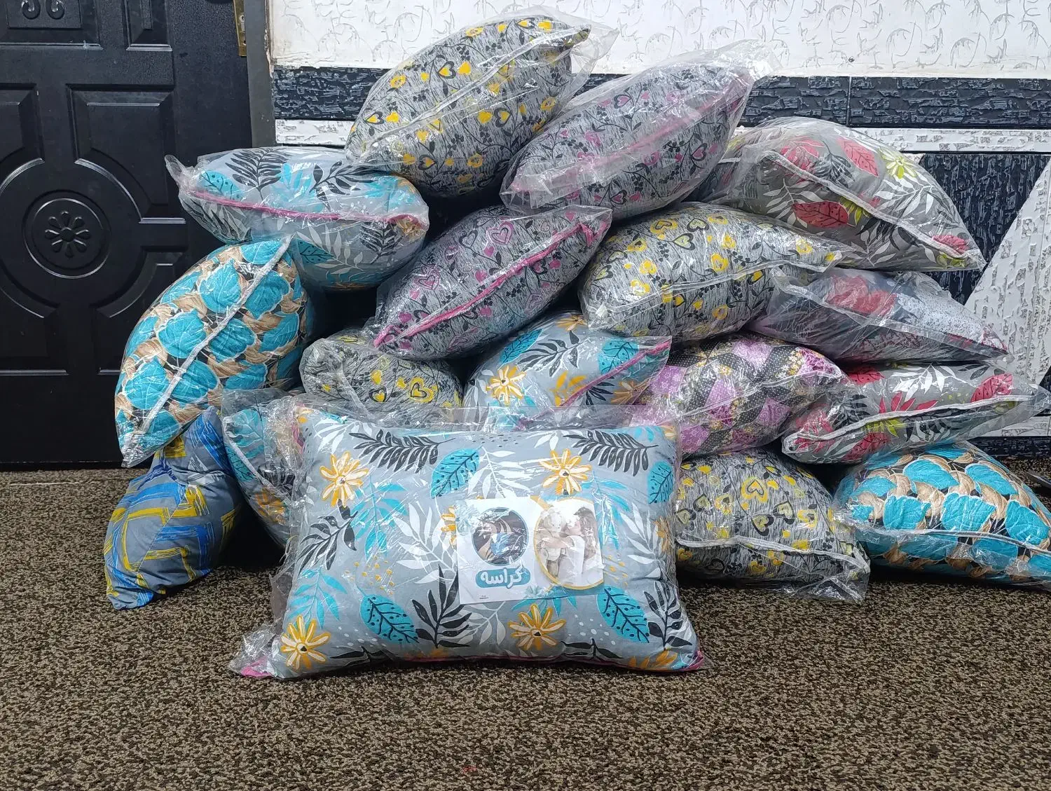 بالشت|رختخواب، بالش، پتو|دزفول, |دیوار