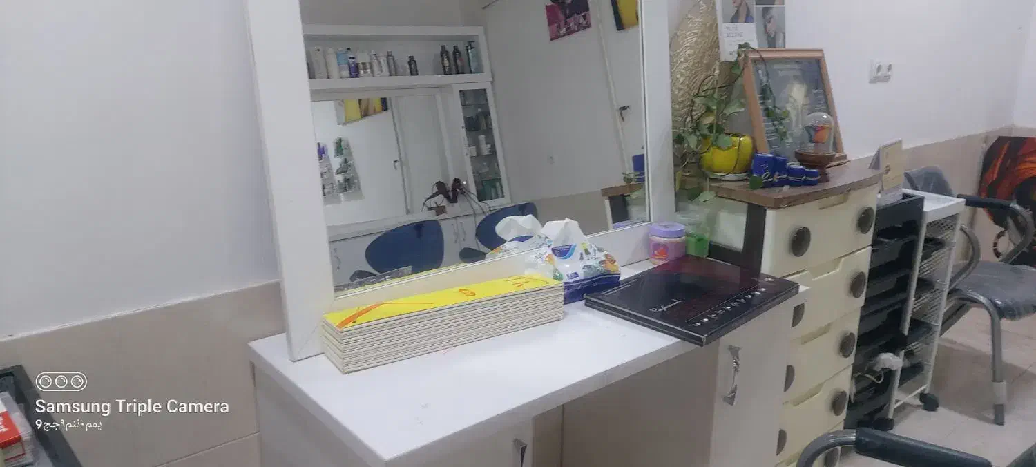 فروش میز و آینه دست دوم|آرایشگاه و سالن‌های زیبایی|کاشان, دشت چال|دیوار