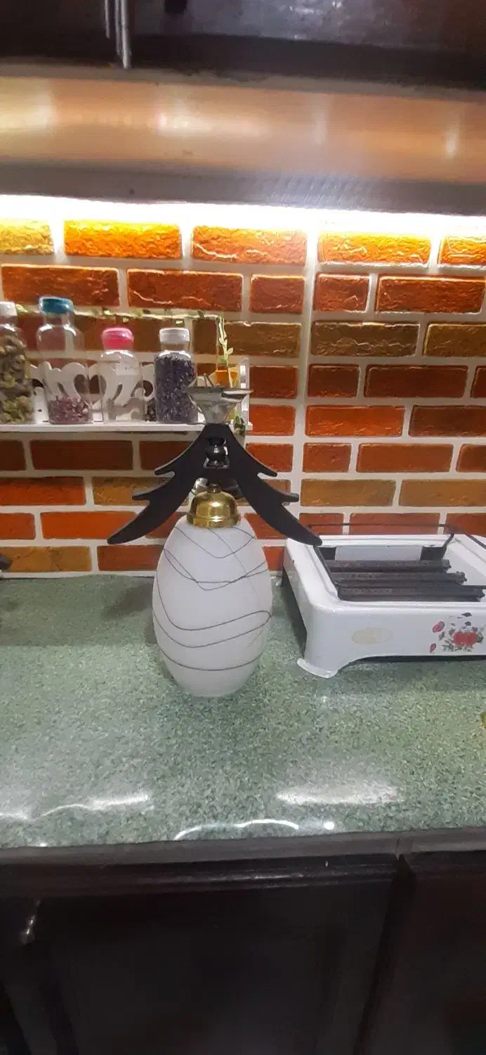 لوستر تک شاخه نو|لوستر و چراغ آویز|تهران, فلسطین (میدان انقلاب)|دیوار