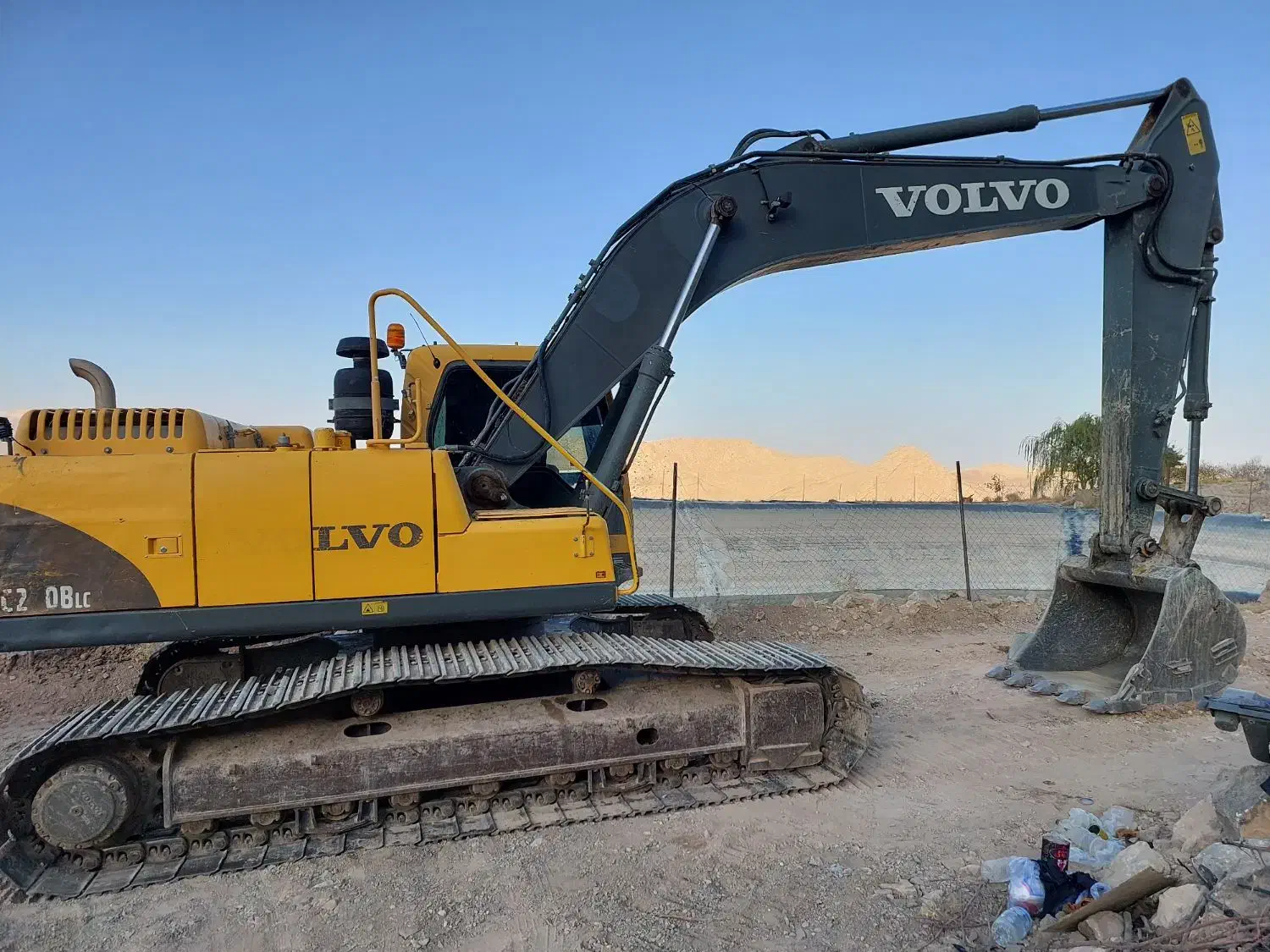 بیل مکانیکی ولوو 240 تمیز  معاوضه باهیوندا لاستیکی|خودرو سنگین|اسلام‌شهر, ملک‌آباد|دیوار