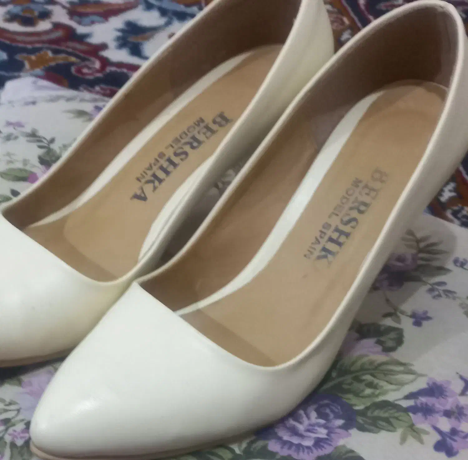 یک جفت کفش زنانه جشن شیری رنگ|کیف، کفش، کمربند|مسجد سلیمان, |دیوار