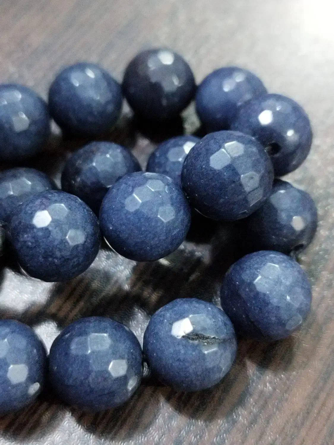 تسبیح یاقوت کبود تراش خورده|جواهرات|قدس, شهر‌قدس|دیوار