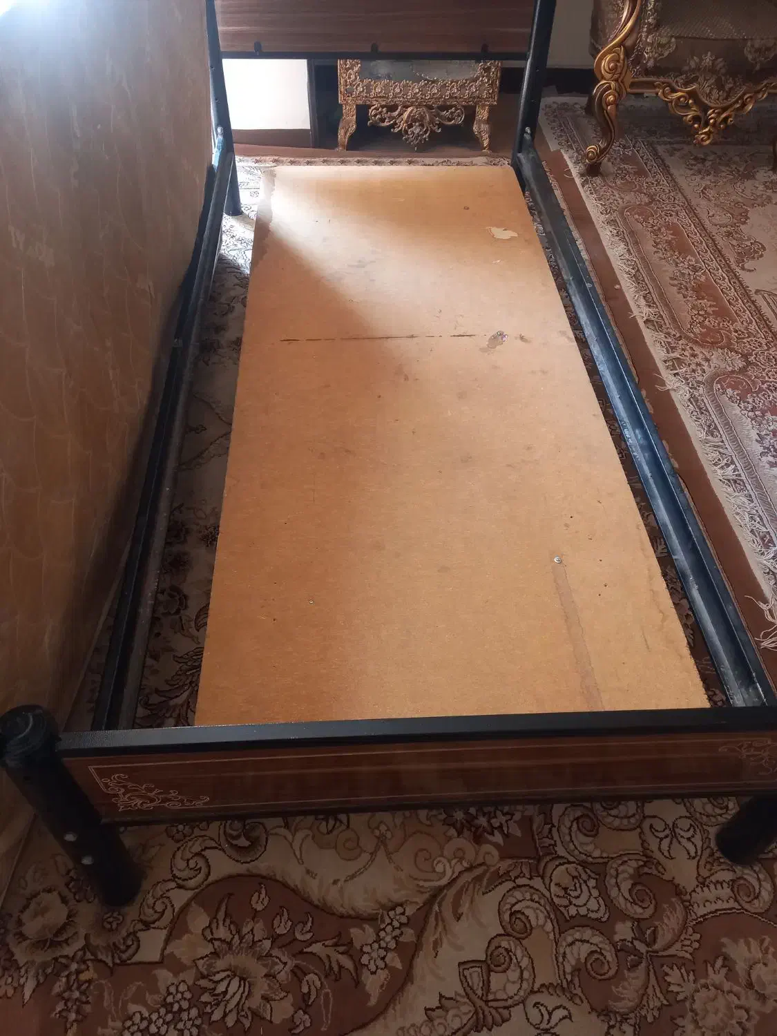 تخت یک نفره فلزی با کفی چوبی|تخت و سرویس خواب|فولادشهر, B6|دیوار