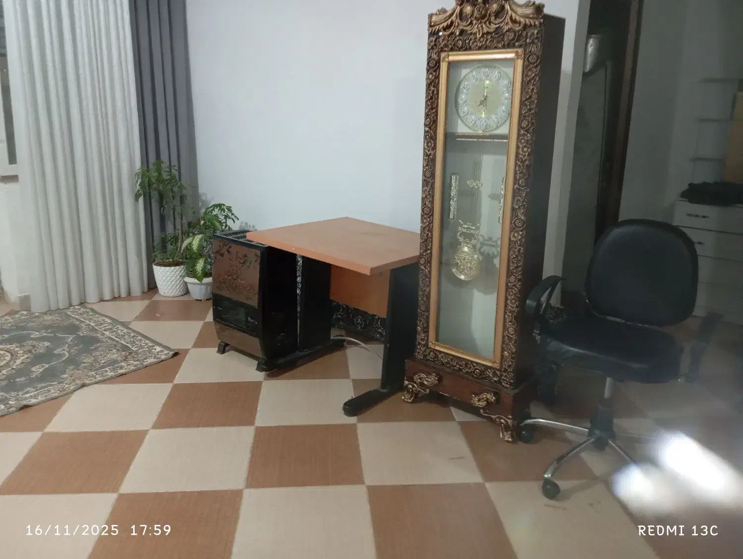 یک ساعت نو میز تحریر و صندلی و بخاری|ساعت|دهگلان, |دیوار